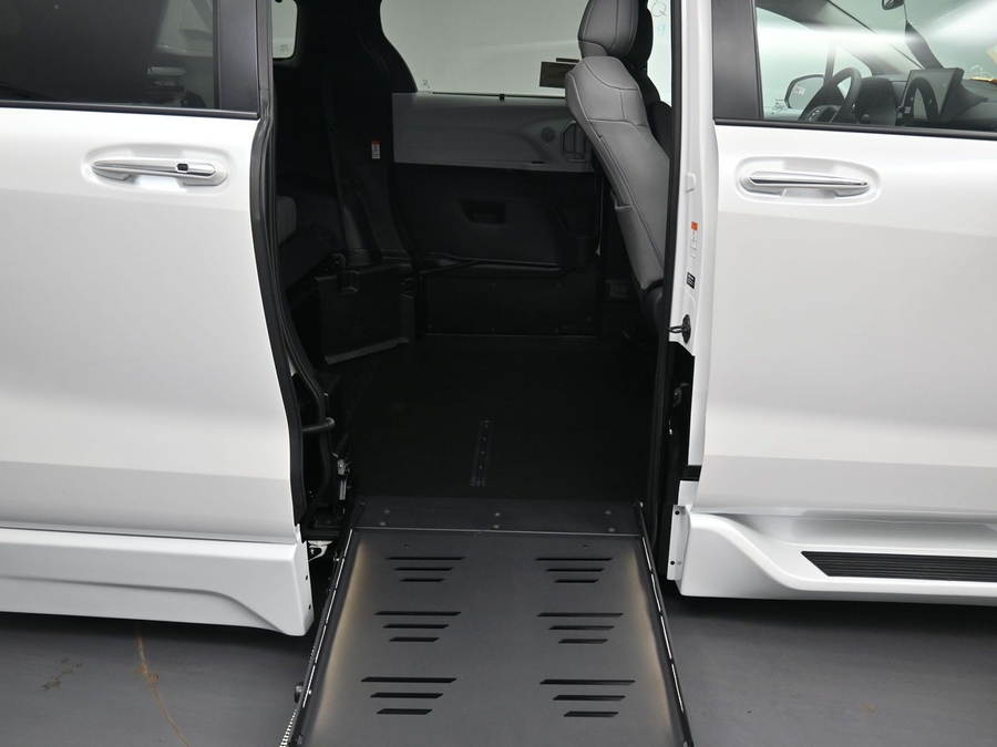 2026 Toyota Sienna XLE - Photo 5