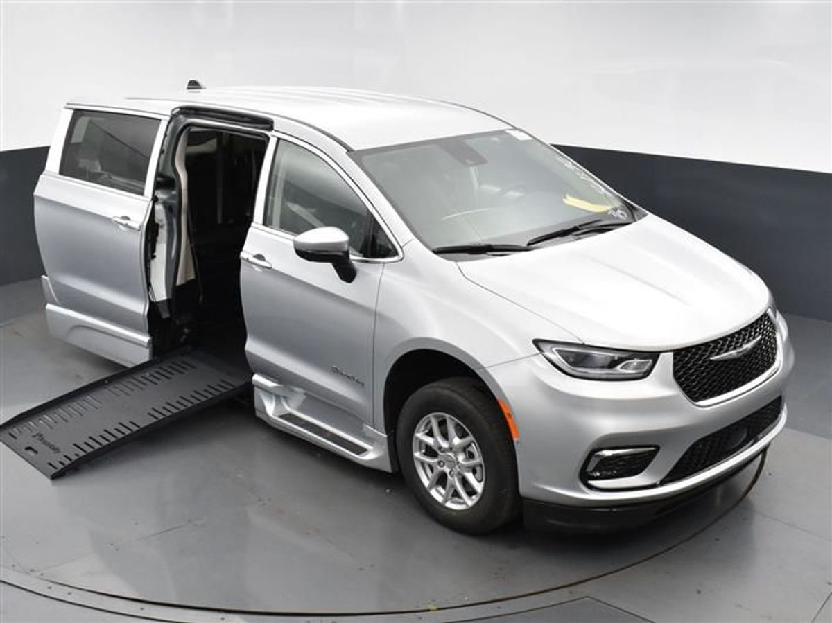 Silver Chrysler Pacifica image number 2