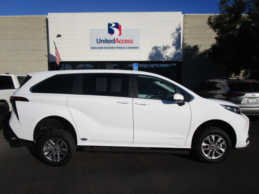 New 2026 Toyota Sienna Hybrid LE - Vantage Mobility Commercial Rear Entry Entry Fold Out Manual Ramp