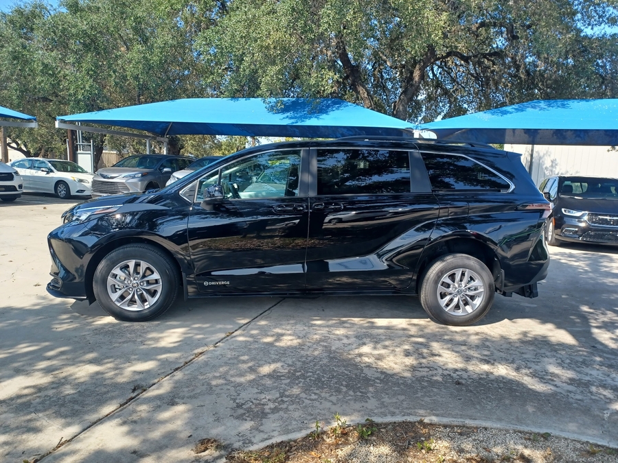 Black Toyota Sienna image number 8