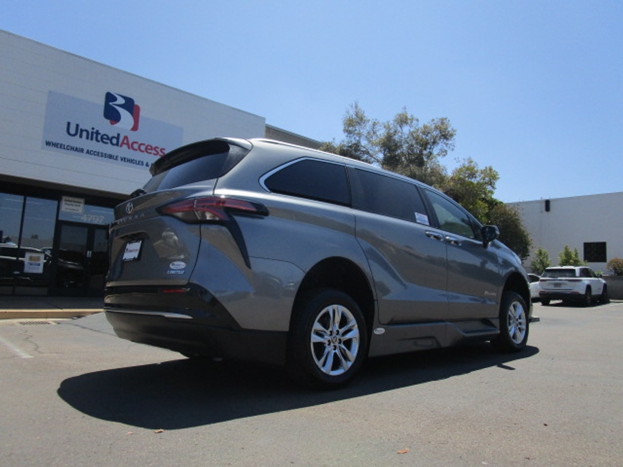New 2026 Toyota Sienna Hybrid XSE Sport - BraunAbility Side Entry Fold Out Automatic Ramp