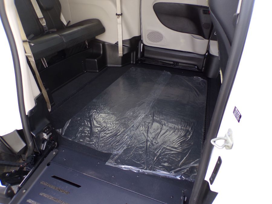 White Chrysler Pacifica image number 21