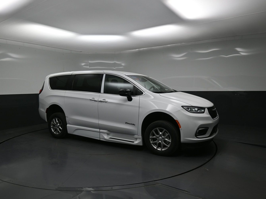 New 2026 Chrysler Pacifica Select Safety - BraunAbility Side Entry Entry Fold Out Automatic Ramp