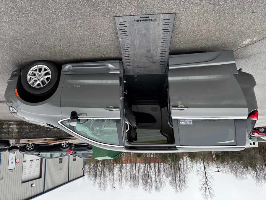 Used 2023 Chrysler Pacifica Touring L Safety - BraunAbility Side Entry Entry In Floor Automatic Ramp