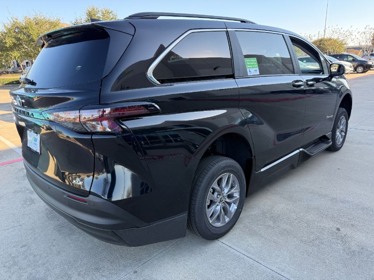 2025 TOYOTA SIENNA - Image 3