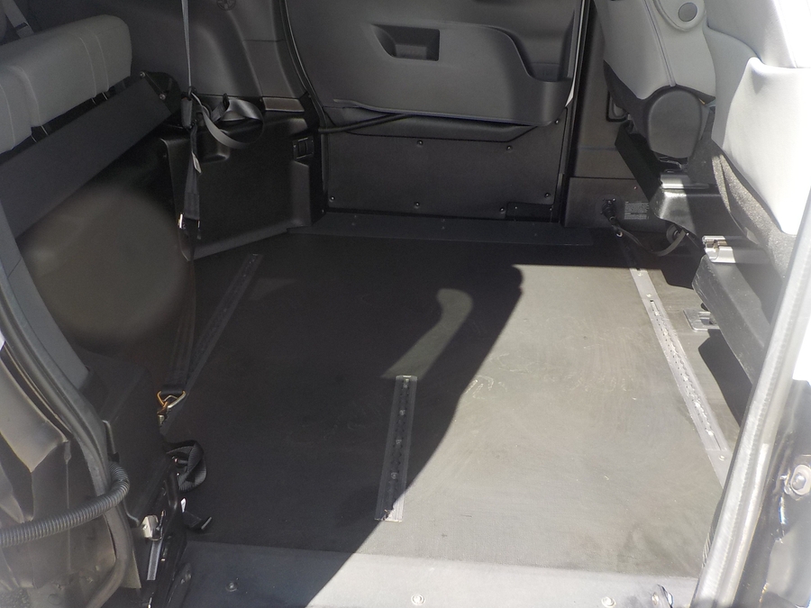 White Toyota Sienna image number 18