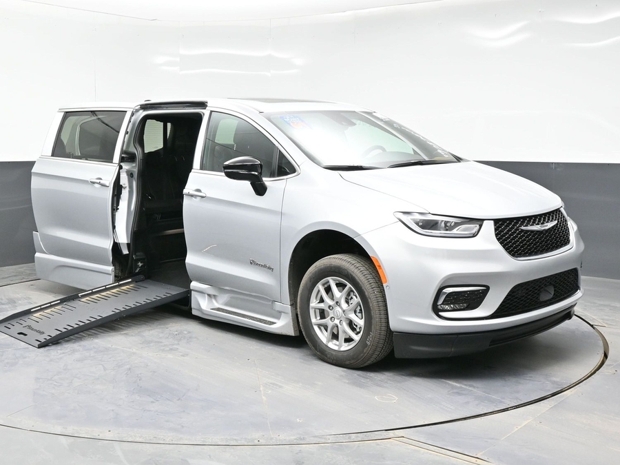 2026 Chrysler Pacifica Select's photo