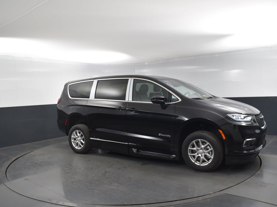New 2025 Chrysler Pacifica Select Safety - BraunAbility Side Entry Entry In Floor Automatic Ramp