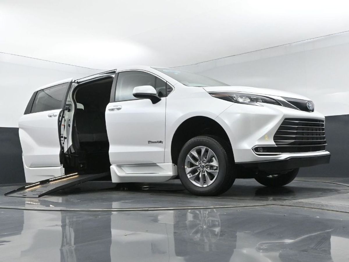 White Toyota Sienna image number 9