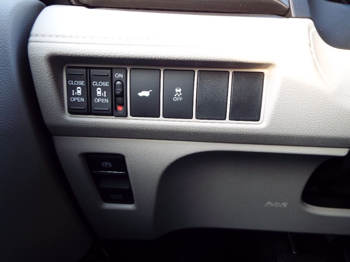 Silver Honda Odyssey image number 11