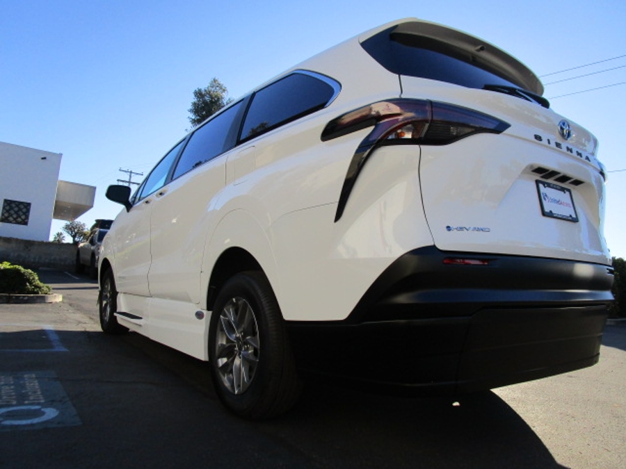 New 2025 Toyota Sienna Hybrid LE AWD w MID ROW - Vantage Mobility Commercial Side Entry Entry In Floor Manual Ramp