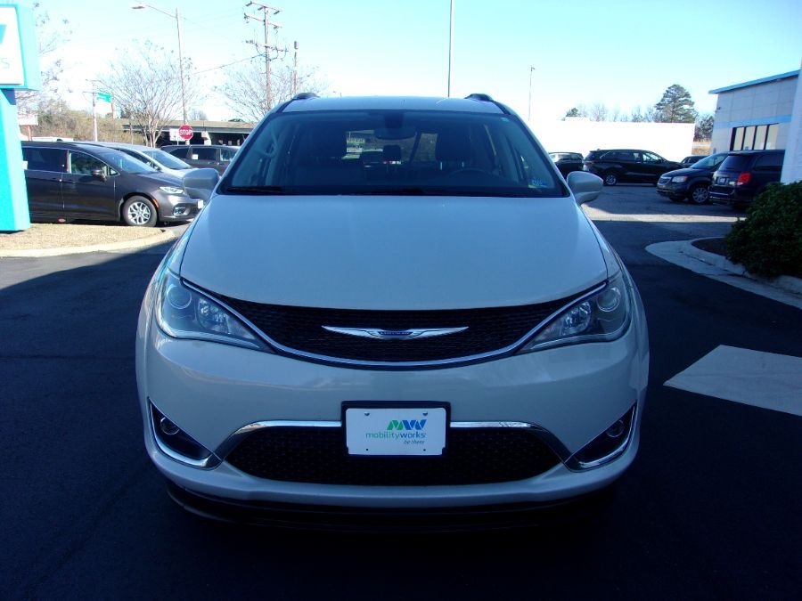 White Chrysler Pacifica image number 2