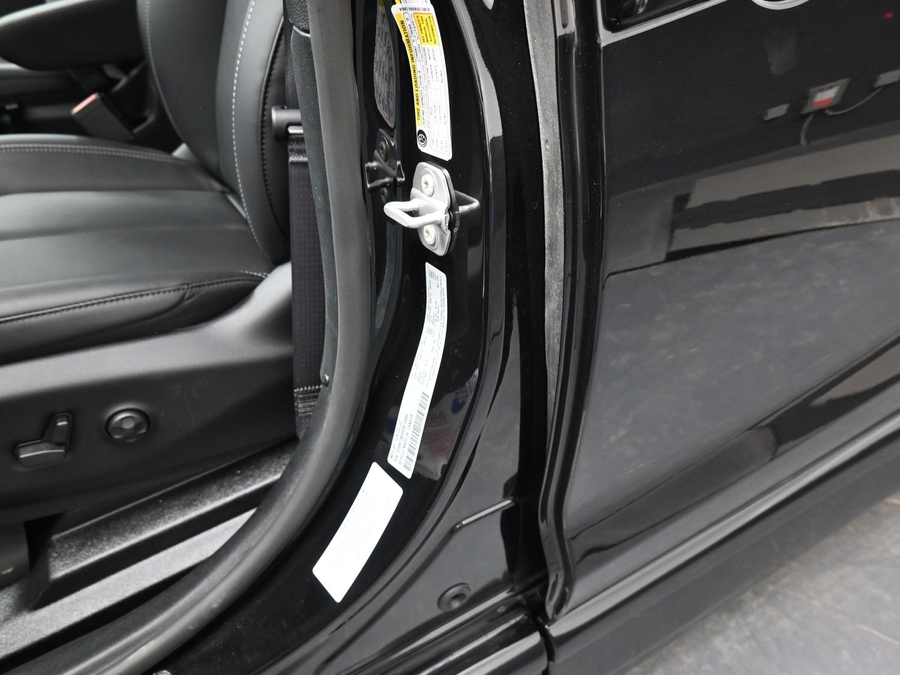 Black Chrysler Pacifica image number 16