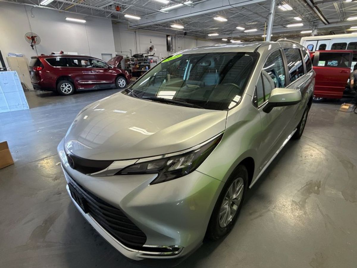 Silver Toyota Sienna image number 7