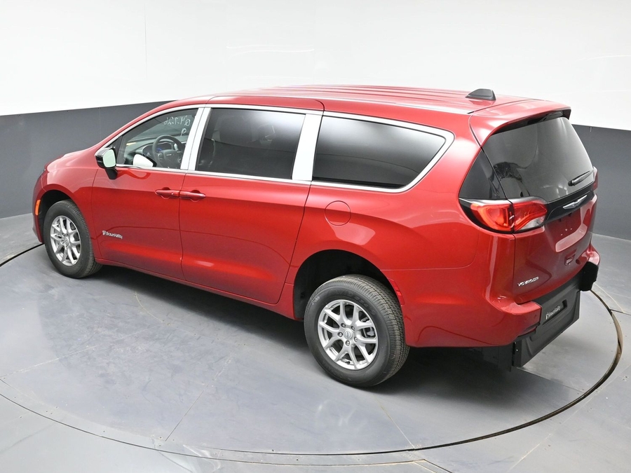 Red Chrysler Voyager image number 12