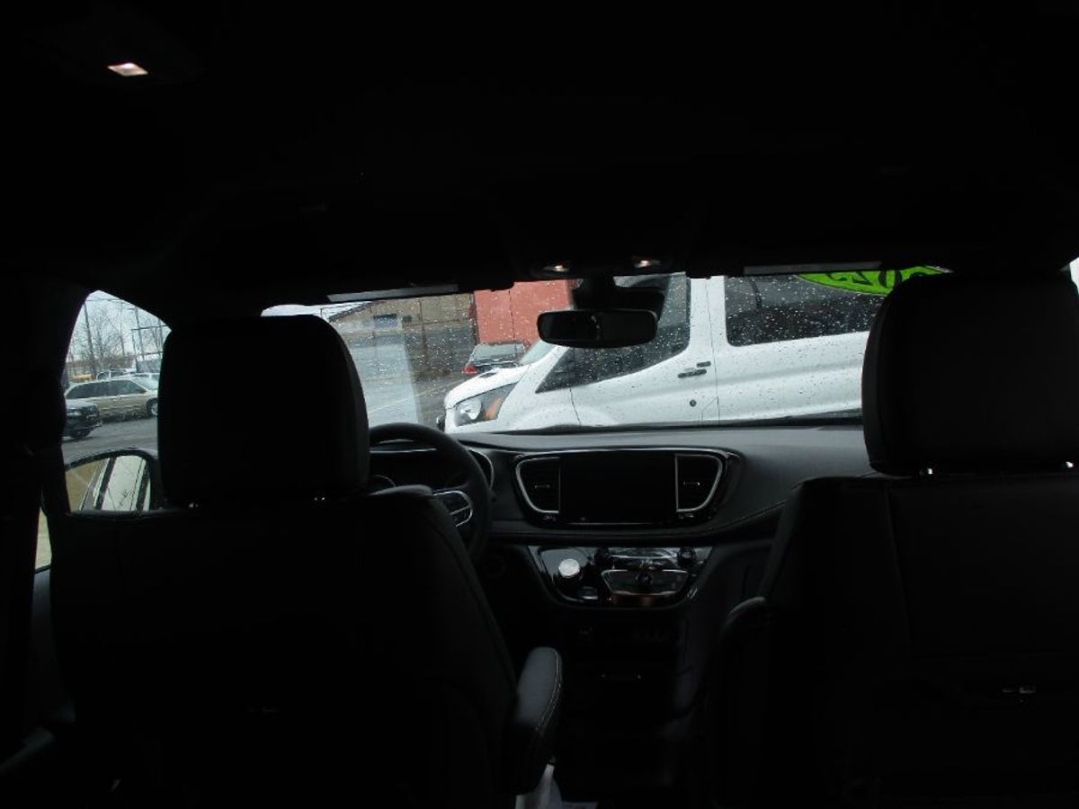 Número de imagen Chrysler Pacifica negro 11