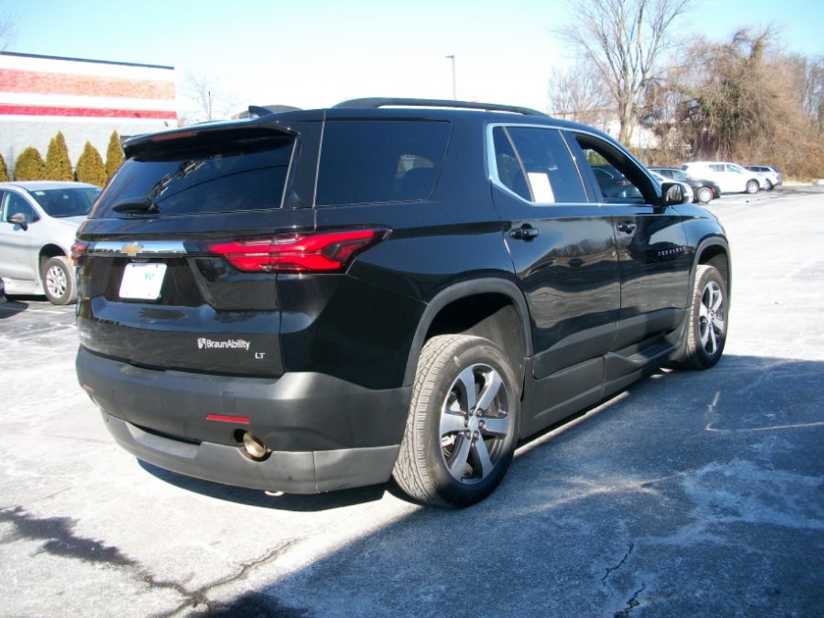 Black Chevrolet Traverse image number 9