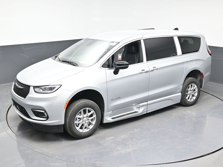 Silver Chrysler Pacifica image number 15