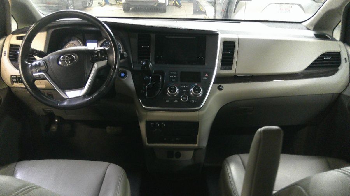 2015 TOYOTA SIENNA - Image 12