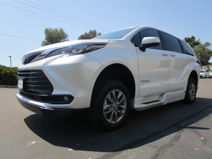 New 2025 Toyota Sienna Hybrid XLE Base - BraunAbility Side Entry Entry Fold Out Automatic Ramp