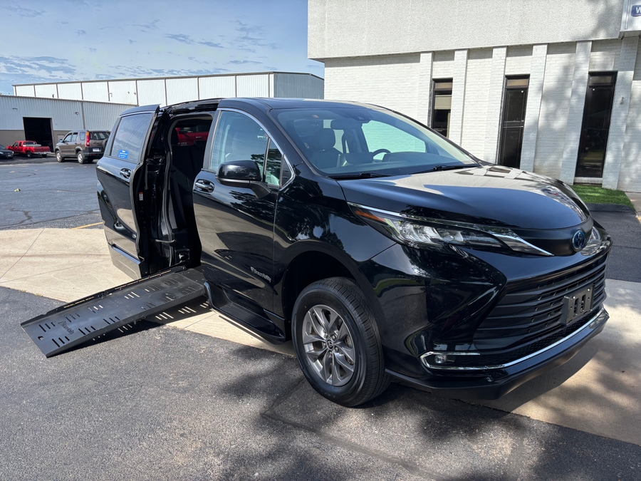 Used 2022 Toyota Sienna XLE - BraunAbility Side Entry Fold Out Automatic Ramp