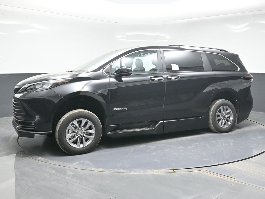 2025 Toyota Sienna XLE 7-Passenger Hybrid FWD's photo