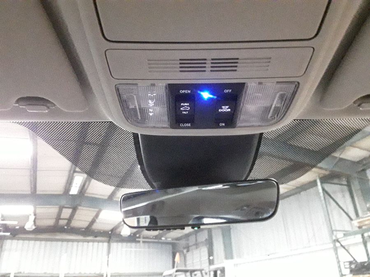 Grey Honda Odyssey image number 28