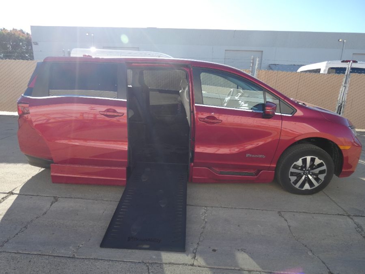 Red Honda Odyssey image number 15