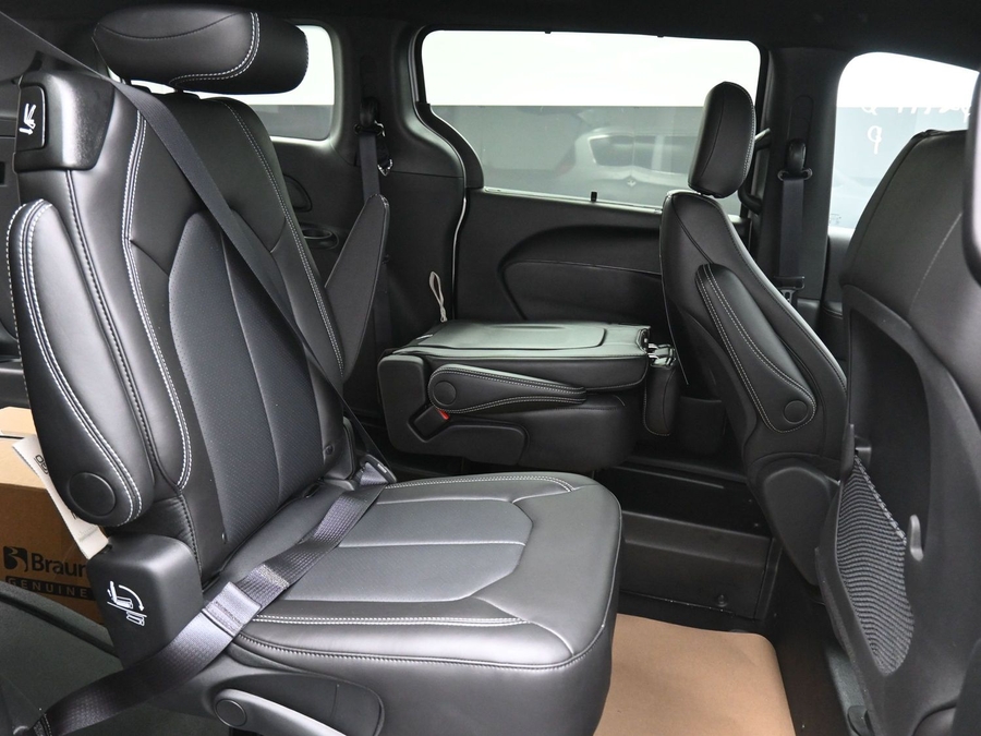 Silver Chrysler Voyager image number 12