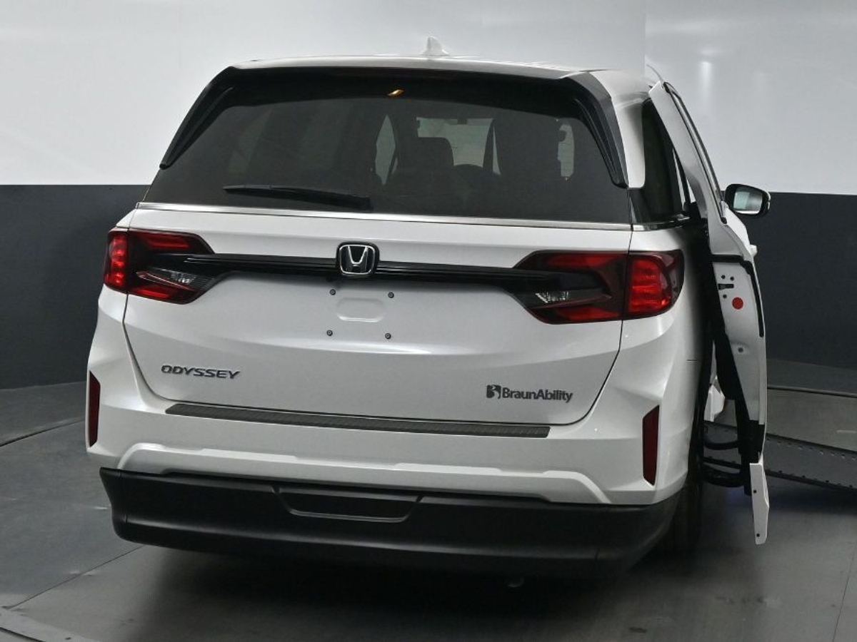 White Honda Odyssey image number 5