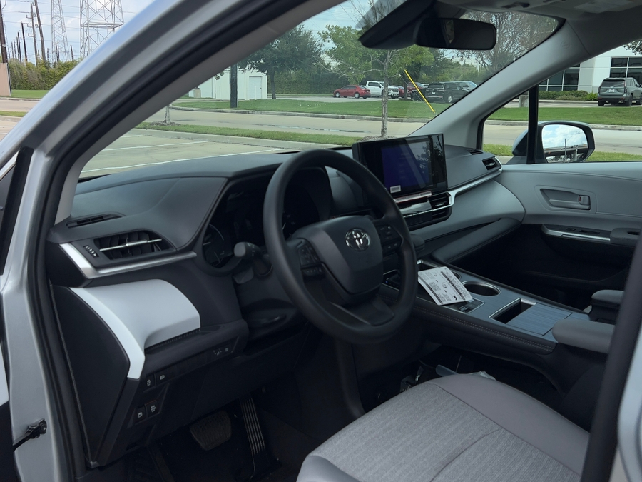 New 2025 Toyota Sienna Hybrid LE - Vantage Mobility Commercial Rear Entry Entry Fold Out Manual Ramp