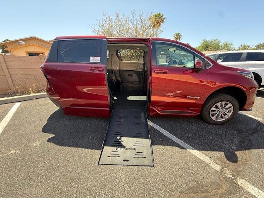 Used 2022 Toyota Sienna Hybrid LE - BraunAbility Side Entry Entry Fold Out Automatic Ramp