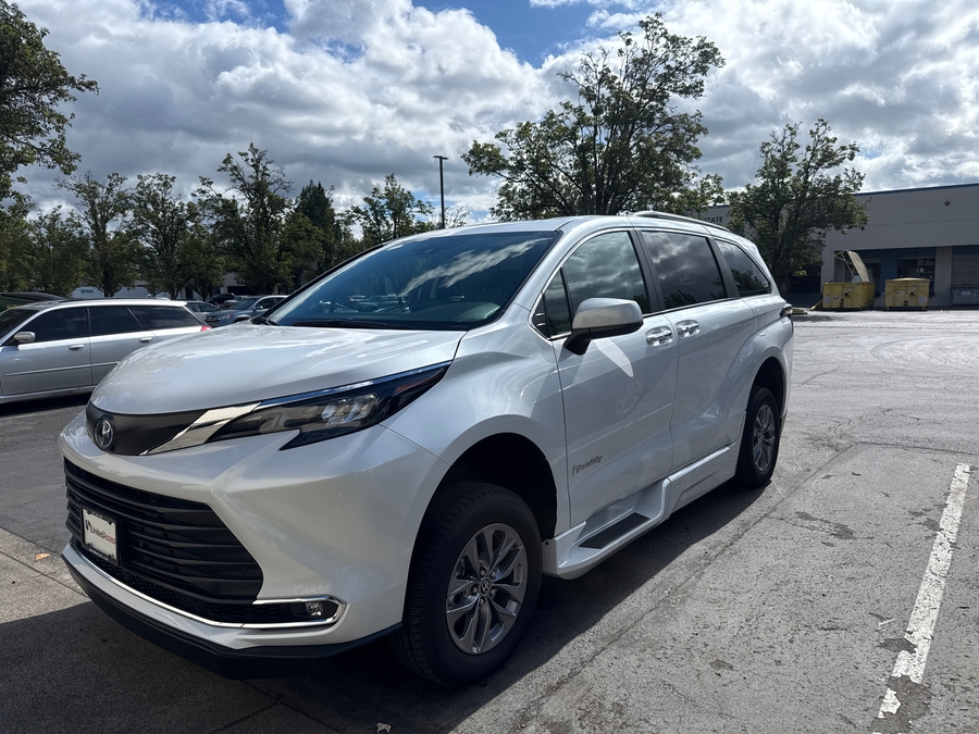 Used 2024 Toyota Sienna Hybrid XLE Plus - BraunAbility Side Entry Entry Fold Out Automatic Ramp