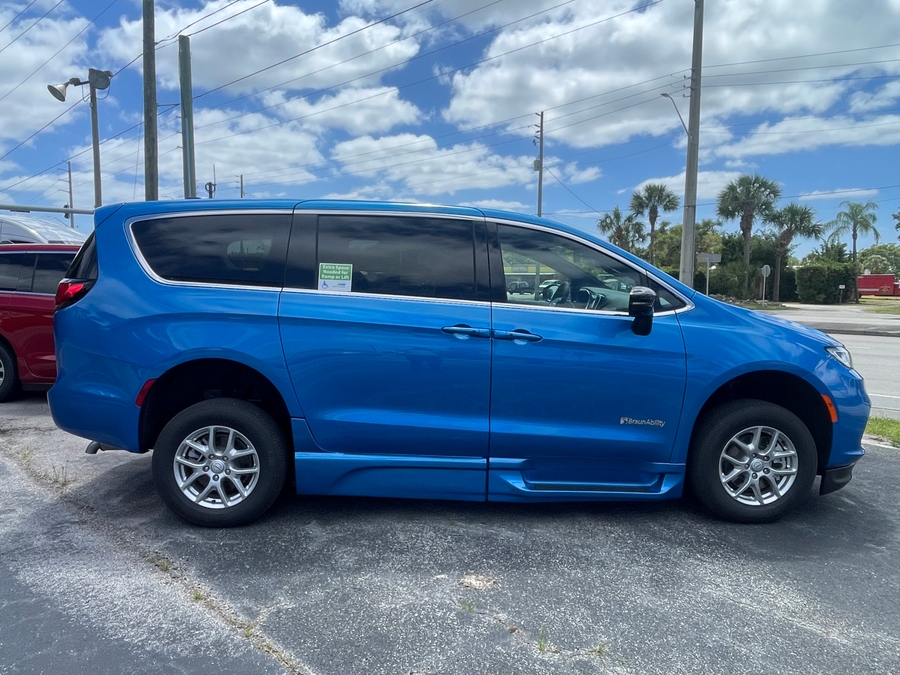 Blue Chrysler Pacifica image number 6