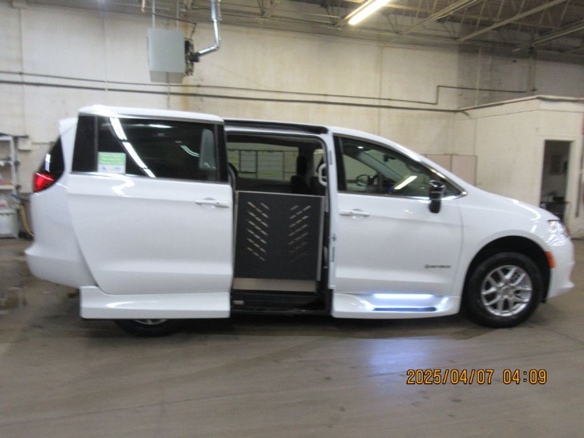White Chrysler Voyager image number 17