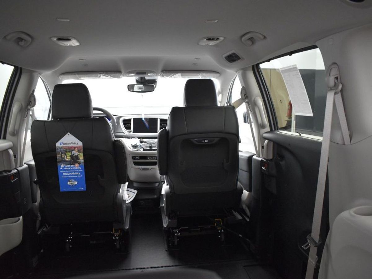 Silver Chrysler Pacifica image number 6