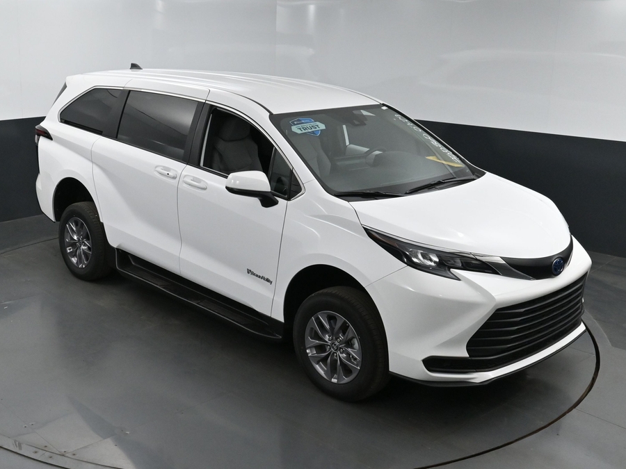 New 2025 Toyota Sienna Hybrid LE - BraunAbility Commercial Rear Entry Entry Fold Out Manual Ramp