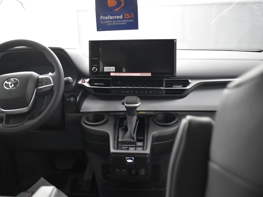 New 2025 Toyota Sienna Hybrid XLE Base - BraunAbility Side Entry Entry Fold Out Automatic Ramp