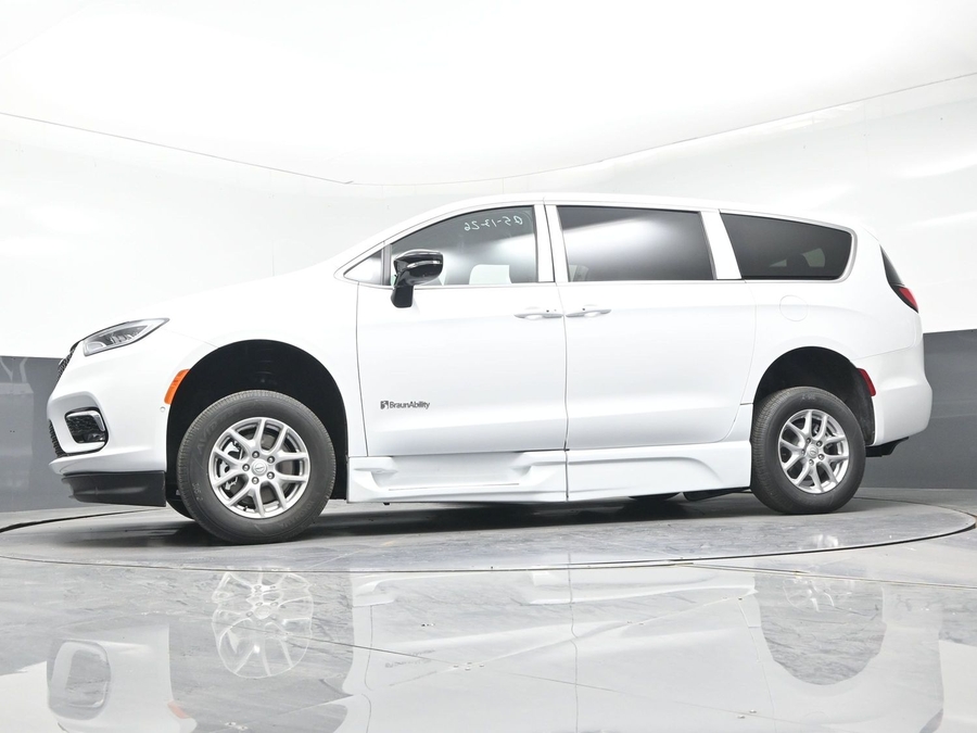 White Chrysler Pacifica image number 20