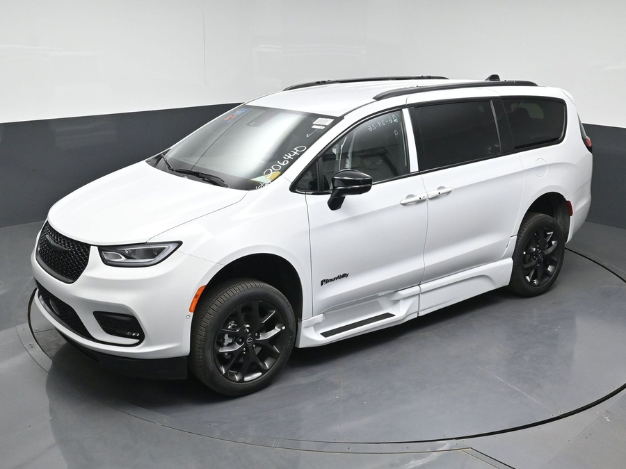 White Chrysler Pacifica image number 20