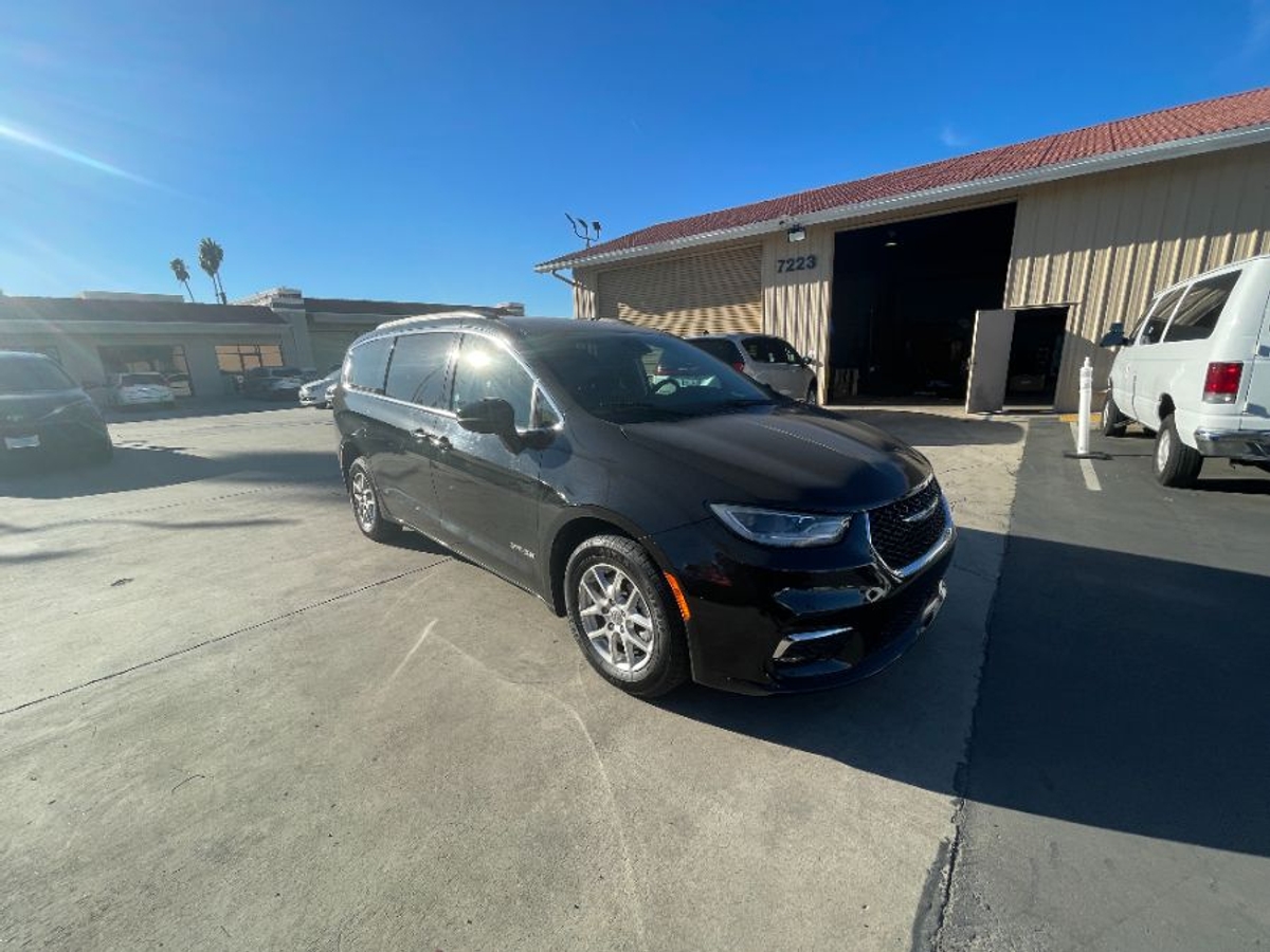 Black Chrysler Pacifica image number 6