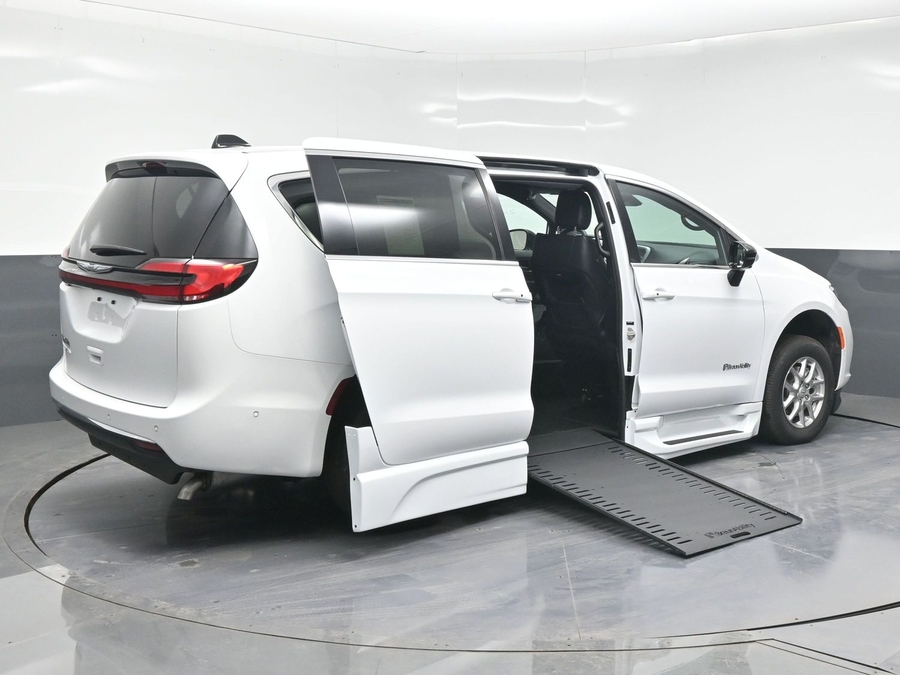 New 2025 Chrysler Pacifica Select Safety - BraunAbility Side Entry Entry In Floor Automatic Ramp