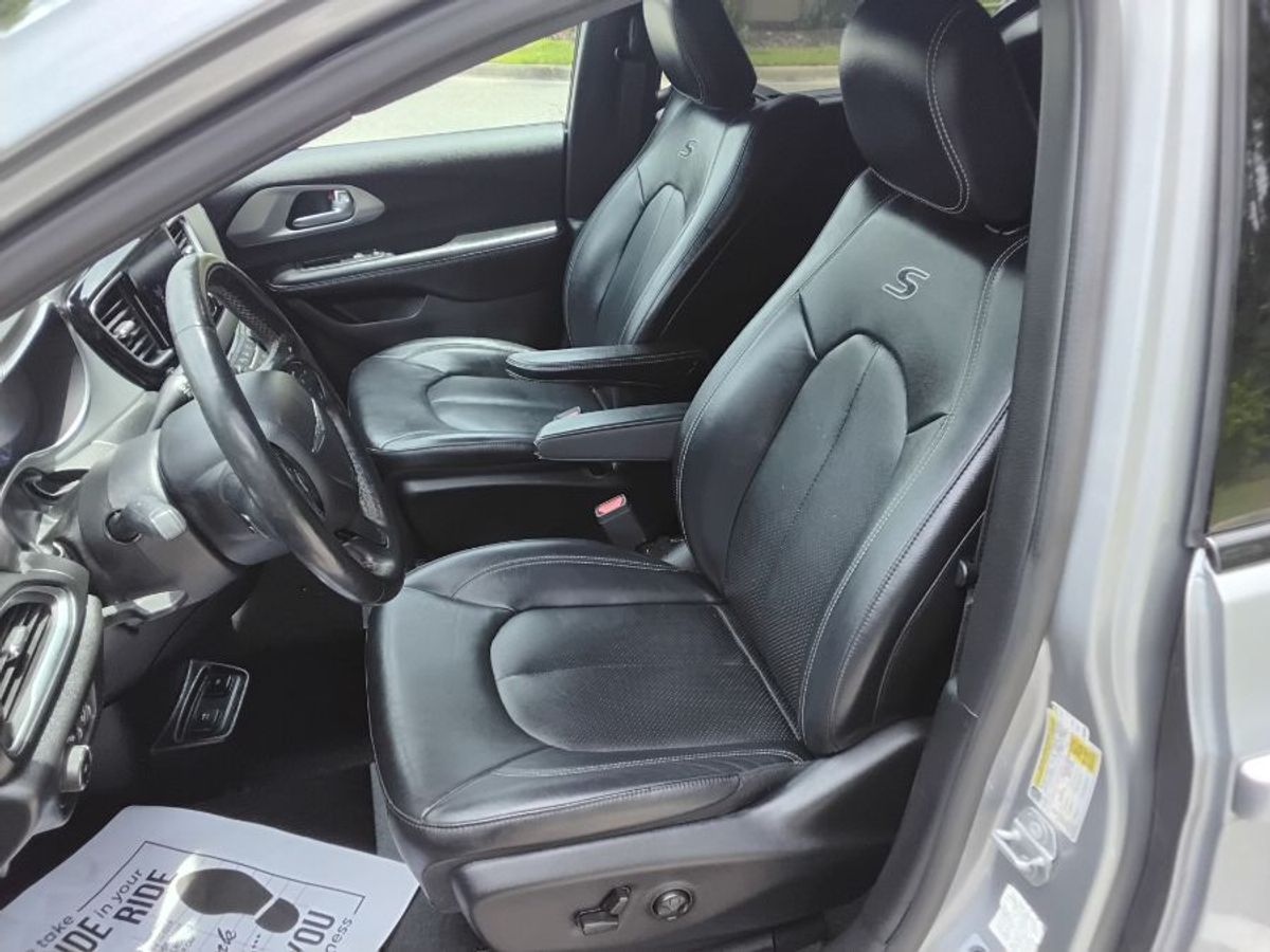 Silver Chrysler Pacifica image number 6