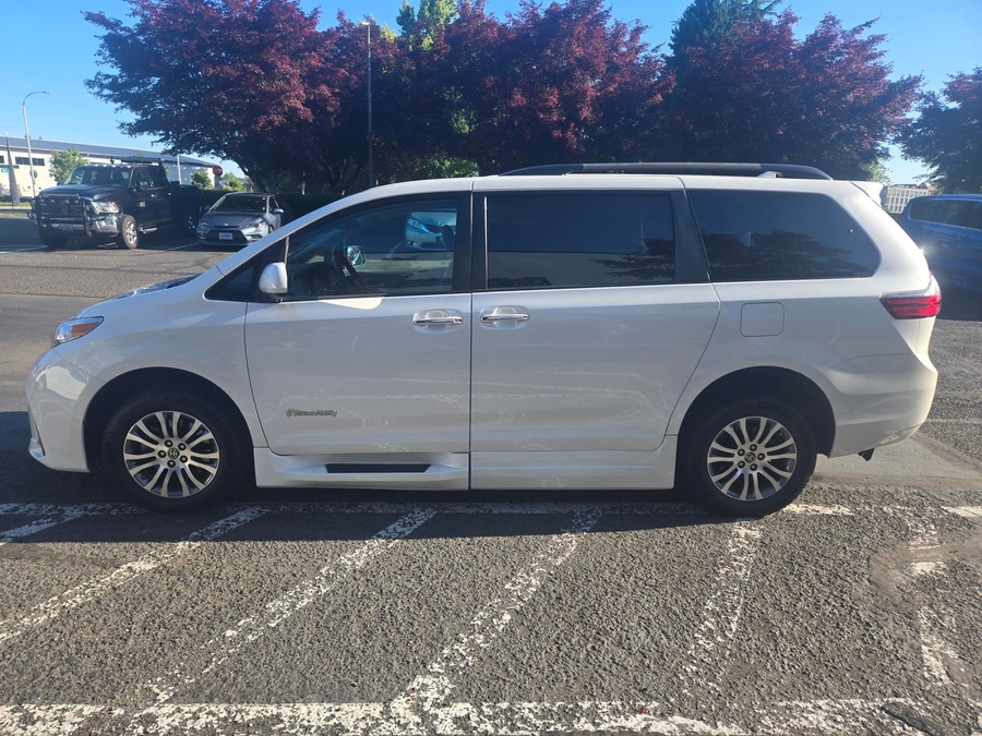 Used 2020 Toyota Sienna XLE - BraunAbility Side Entry Entry In Floor Automatic Ramp