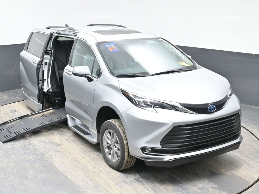 Silver Toyota Sienna image number 22