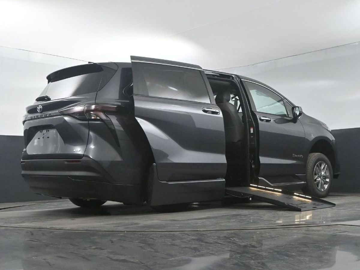 Grey Toyota Sienna image number 21
