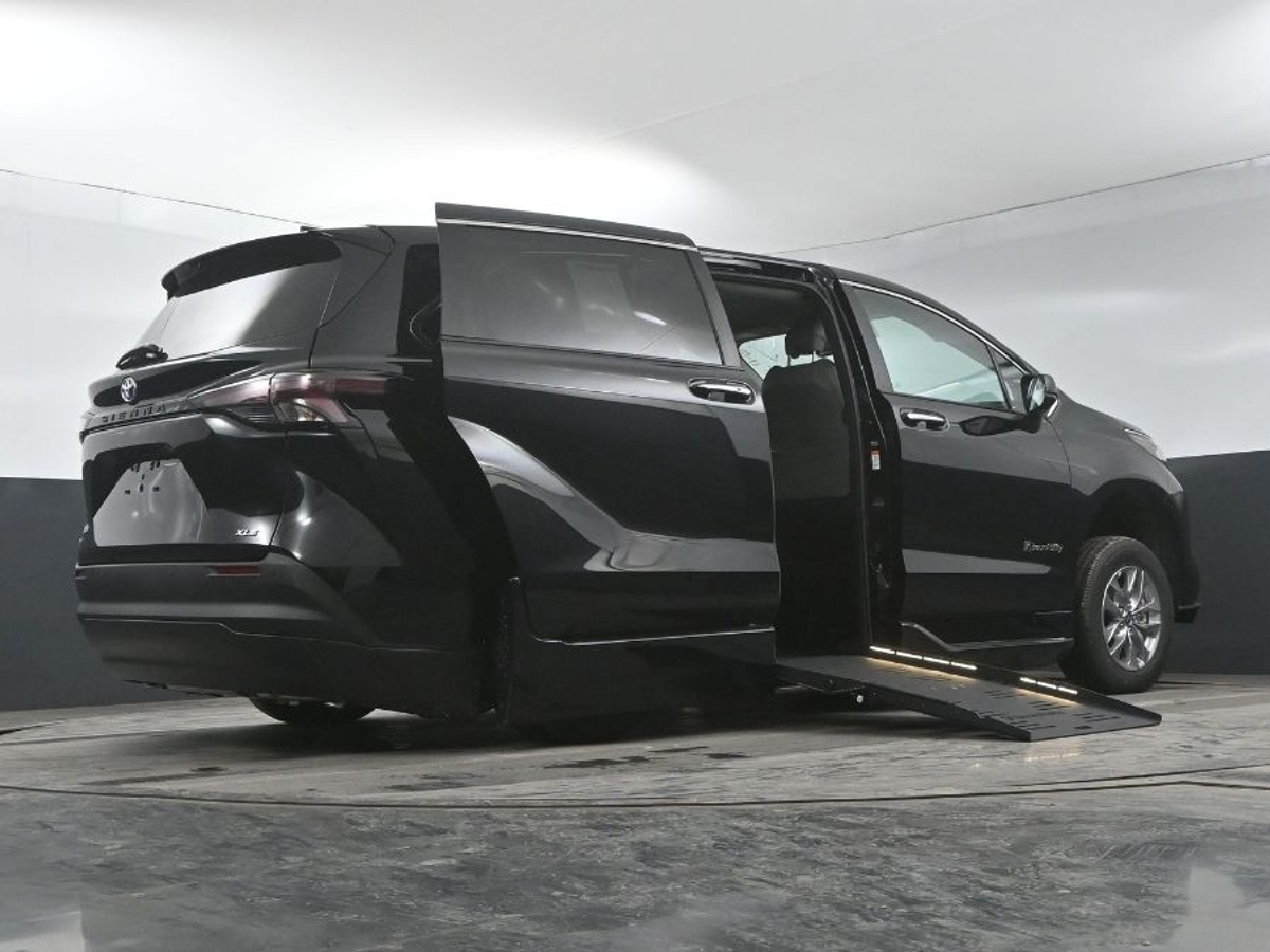 2025 TOYOTA SIENNA - Image 22