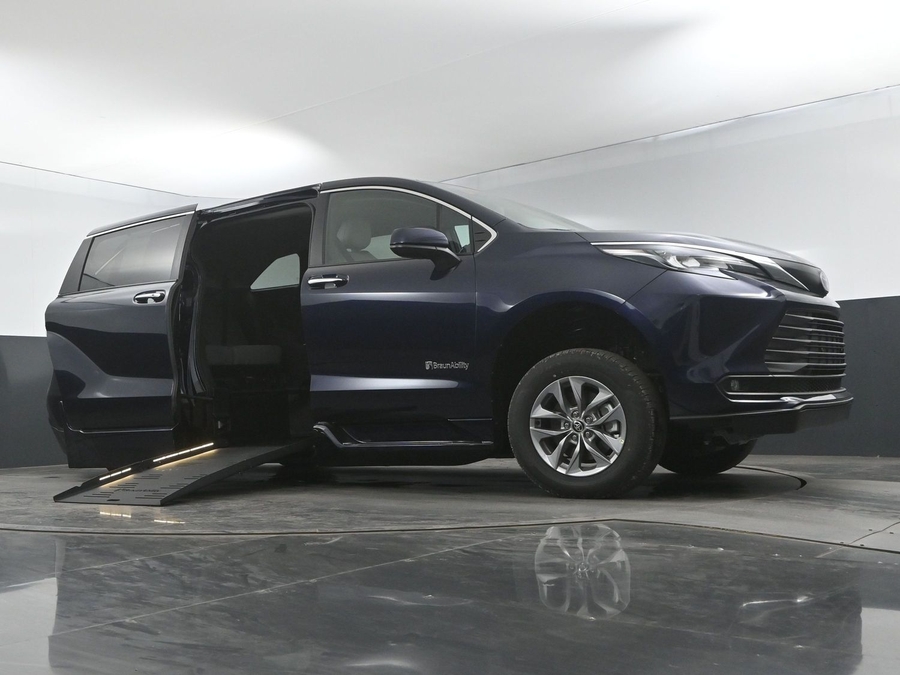 New 2025 Toyota Sienna Hybrid XLE Base - BraunAbility Side Entry Entry Fold Out Automatic Ramp