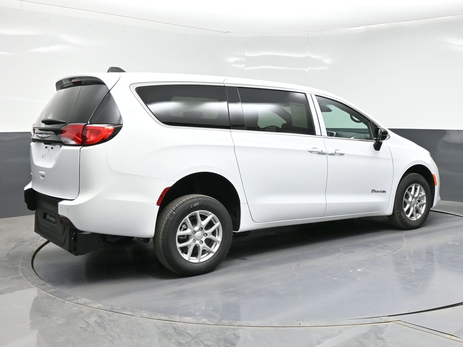 White Chrysler Voyager image number 6