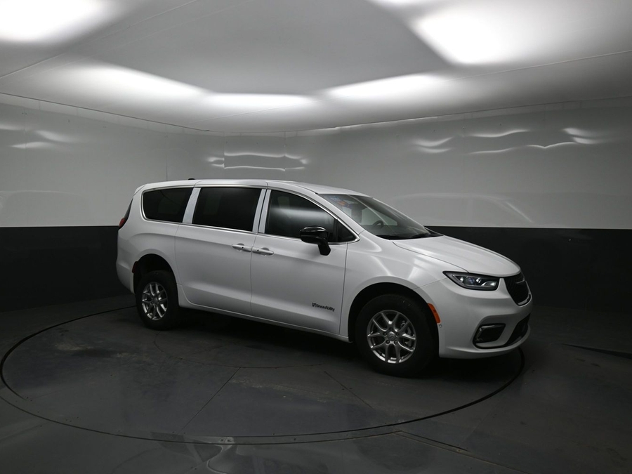 White Chrysler Pacifica image number 16
